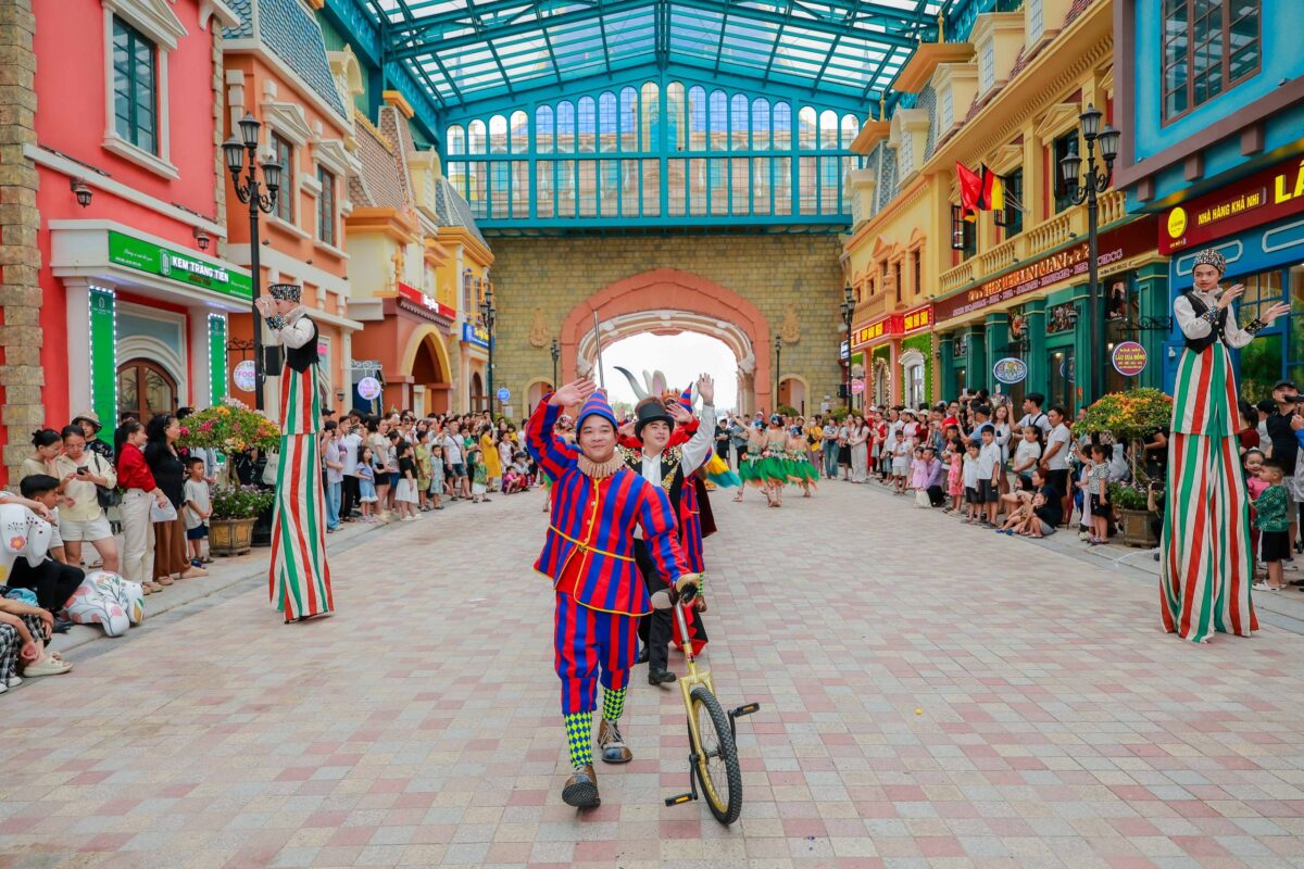 Đại lộ Hoàng Gia trong giá vé VinWonders Vũ Yên