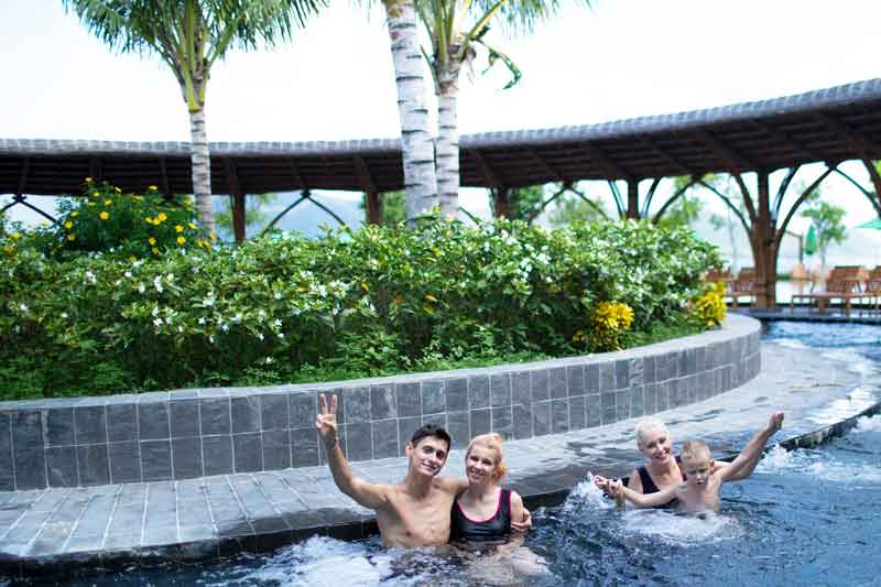 Bể bơi vô cực tắm khoáng Hòn Tằm Nha Trang